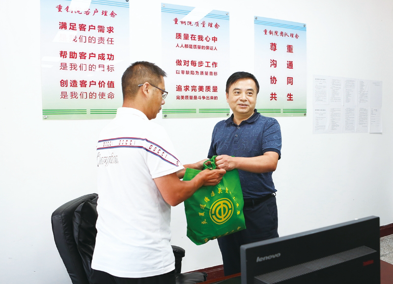 管朝晖慰问尊龙凯时院职工